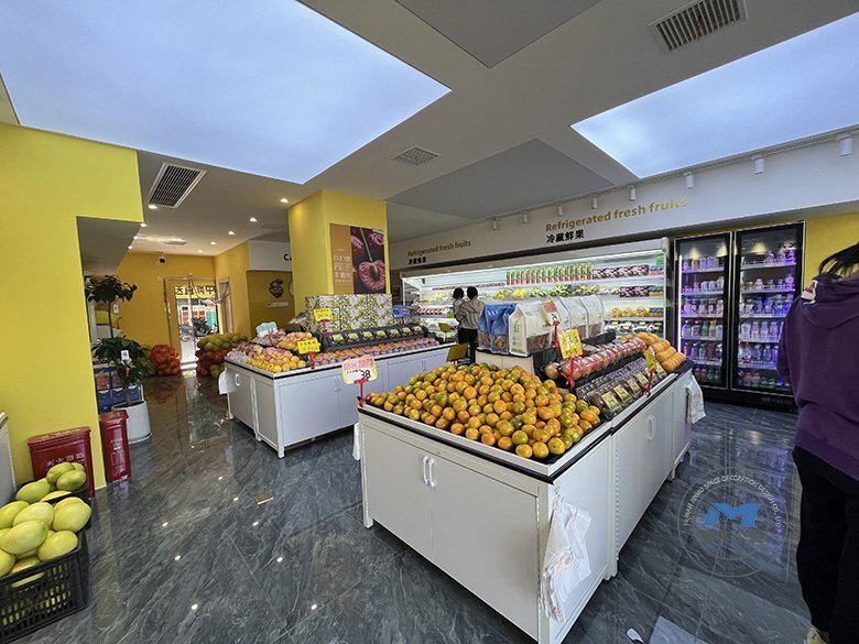 現(xiàn)代水果零食連鎖店裝修設計效果店內