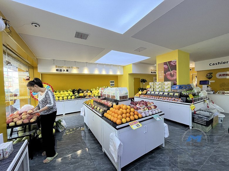 現(xiàn)代水果零食連鎖店裝修設計效果店內實景堆頭